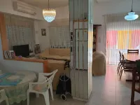 Sleeps 8-Cozy and Spacious Ground Floor, 2 apts connected. 4 bedrooms, 3 baths Hotel a Kiryat Bialik