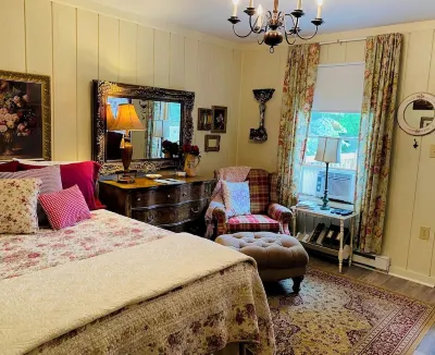 Sweet cottage with lots of privacy that's perfect for a romantic getaway. 오벌룩 보호지역 주변 호텔