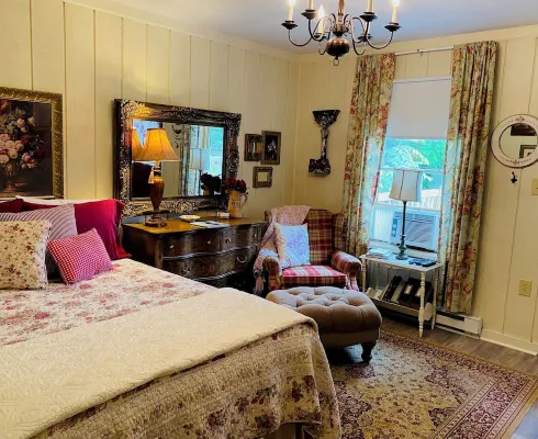 Sweet cottage with lots of privacy that's perfect for a romantic getaway.