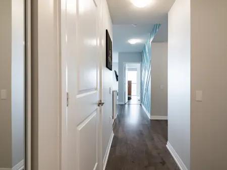 Luxury condo w breathtaking sunset views close to airport & downtown Mississauga