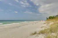 Steps to Beach, Outdoor Perks! Indian Rocks Condo - 駐車場