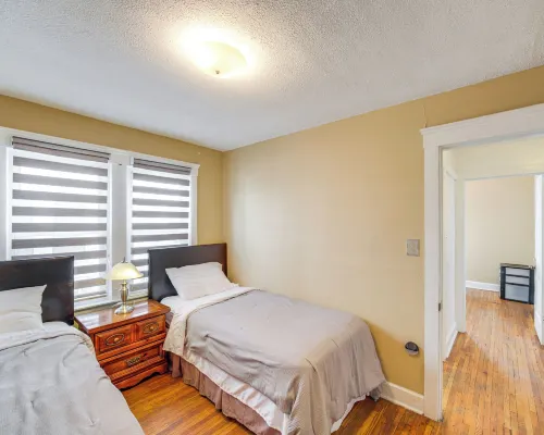 Home 2 Mi to Lakewood Park & Solstice Steps! Hoteles en Lakewood