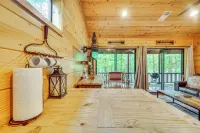 3 Mi to Beavers Bend State Park: Hot Tub Haven! Hotels in Broken Bow