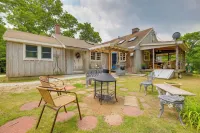 2 Mi to Beach! Cape Cod Family Retreat w/ Deck - 3-stjärniga