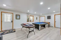 Lakefront Poconos Cabin w/ Deck & Game Room - Homestays