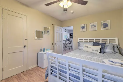Cozy Beach/Fishing Cottage in Aransas Pass! - parking