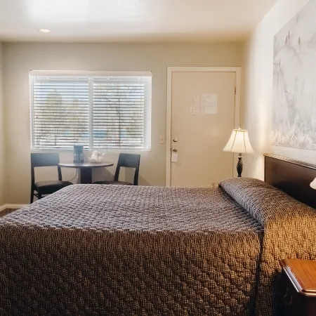 Vintage Lakeside Inn