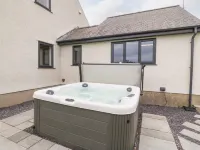 Bryn Meilw - Hot Tub