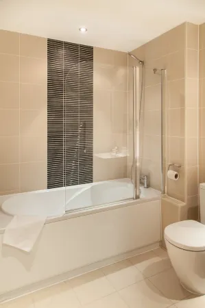 Premier Suites Plus Glasgow George Square Отели рядом с достопримечательностью «Trades Hall of Glasgow»