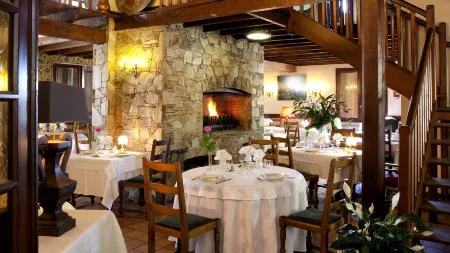 Logis Hôtel et Restaurant la Bombardière Отели в г. Пюэшурси