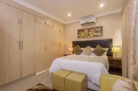 Room in Guest Room - Ezulwini Guest House - Queen Room with Balcony, Pool View & Jacuzzi in Balito فنادق في باليتو