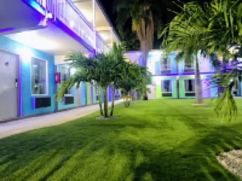 تروبيكال إن آند سويتس Hotels near شاطئ كليرووتر بيتش