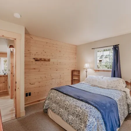 95gs - Hot Tub - Wifi - Pets Ok - Sleeps 4 2 Bedroom Home by RedAwning