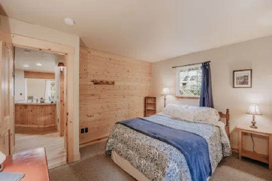 95gs - Hot Tub - Wifi - Pets Ok - Sleeps 4 2 Bedroom Home by RedAwning