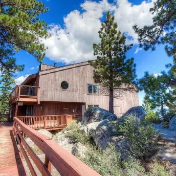 Lakescape 3 Bedroom Condo by RedAwning