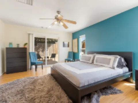 Colorful Cactus - Hot Tub, BBQ and Fire Pit! 4 Bedroom Home by RedAwning 約書亞樹村酒店