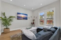 Modern Cozy Entire Townhome 3 Bedrooms 2 Parking