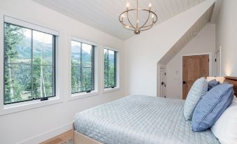 Overlook House 4 Bedroom Home by RedAwning