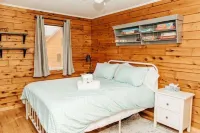 Escape to Tranquility at The Sandy Pearl: A Cozy Log Cottage Retreat