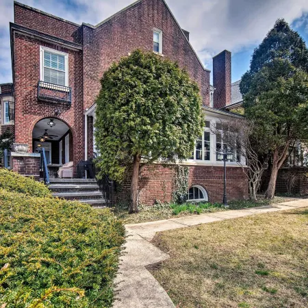 Reading Apt, Walk to Shops, Dining and City Park!