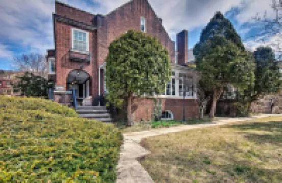 Reading Apt, Walk to Shops, Dining and City Park!