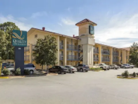 Quality Inn & Suites Airport Hotels in der Nähe von The Bank of America Stadium