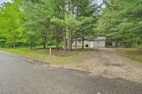 Vacation Rental in-Between Houghton and Higgins Lake - WiFi