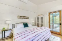 Casa Paloma Studio: Artsy & Airy w/ Hot Tub Access - Homestays
