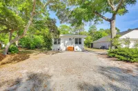 Modern Oak Island Escape 1 Mile to Long Beach! - 3-Star