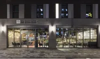 柏林東邊畫廊英迪格飯店 Denkmal Alexander von Humboldt附近的飯店