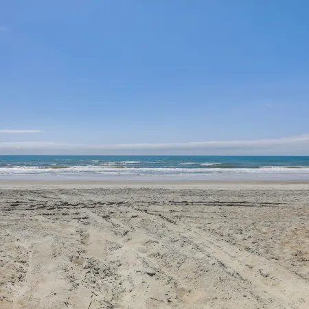 Emerald Isle Getaway w/ Decks & Beach Views!
