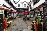 The New Inn by Roomsbooked