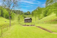 Cozy Mars Hill Farmhouse w/ Scenic Views - Wifi