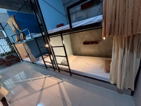 8 Bed Mixed Community Dorm