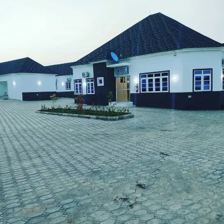 Whitehill Luxury Hotel Отели в г. Гомбе