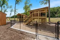 Cedar & Sky—Ozarks Hideaway