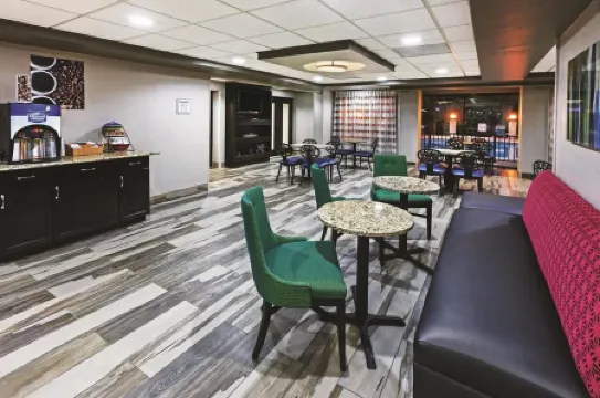 La Quinta Inn & Suites by Wyndham Denison - N. Lake Texoma