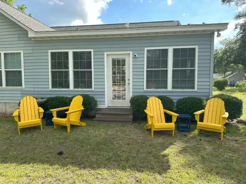 Crabby Nav's Retreat: 3-bedroom house in charming Pawleys Island with WiFi, AC