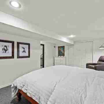 1 Bedroom Basement Apartment Across from Reed College Campus Rooms