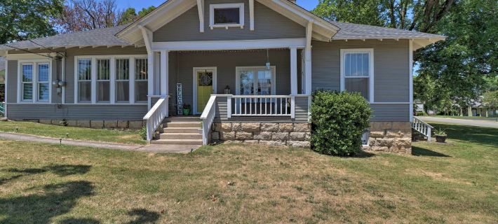 Historic Mountain Home Haven w/ Large Yard! Hotels in Baxter County