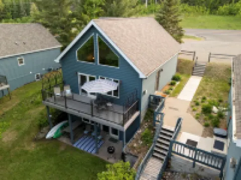 WALDEN HAUS -Lakefront Chalet- Dog Friendly & Breakfast-Ski-Golf-Bike-Hike-Swim