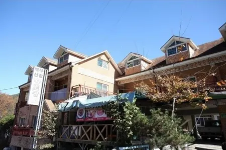 Hamyang Baekmusanjang Hwangtobang Pension