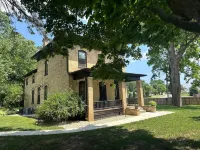 Historic 1867 Fox Mansion: Chef’s Kitchen, A/C, across from the swimming Quarry