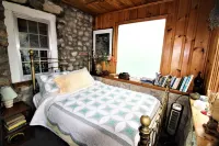 Lavender Hill Estate, Private 37 acres,1.5 hour from NYC, Heated Pool, Jacuzzi, Hotels in Shawangunk