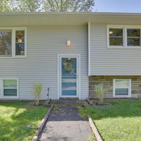 Kiamesha Lake Home w/ Deck, 4 Mi to Resorts World!