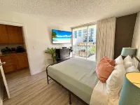Private Lanai and Full Kitchen in Waikiki Oasis - Charming Retreat