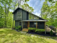 Moonshine Mtn Lodge ~ Stunning Mtn Views+Hot Tub+Gas Fire Table ~ Grill & WiFi! Hotels in Yancey County
