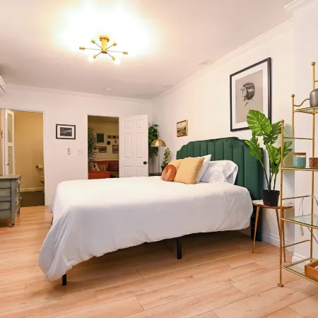 Immaculate 3Bdr Private Bungalow, Walk to Beach!