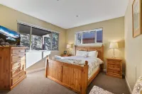 Heavenly Mountain Chalet - Skiing, Pets, Hot Tub