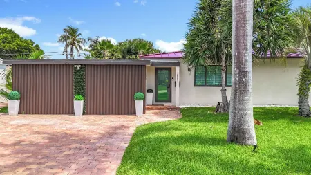 Luxurious Pompano Beach Oasis with Pool, Outdoor Kitchen, and close Beach Отели рядом с достопримечательностью «Laguna Bay Nursery Inc»